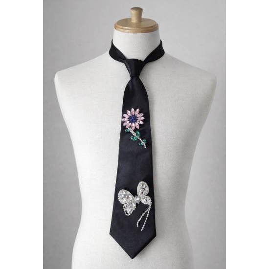 Krawat biżuteryjny z kryształowymi zdobieniami – elegancja z efektem wow.